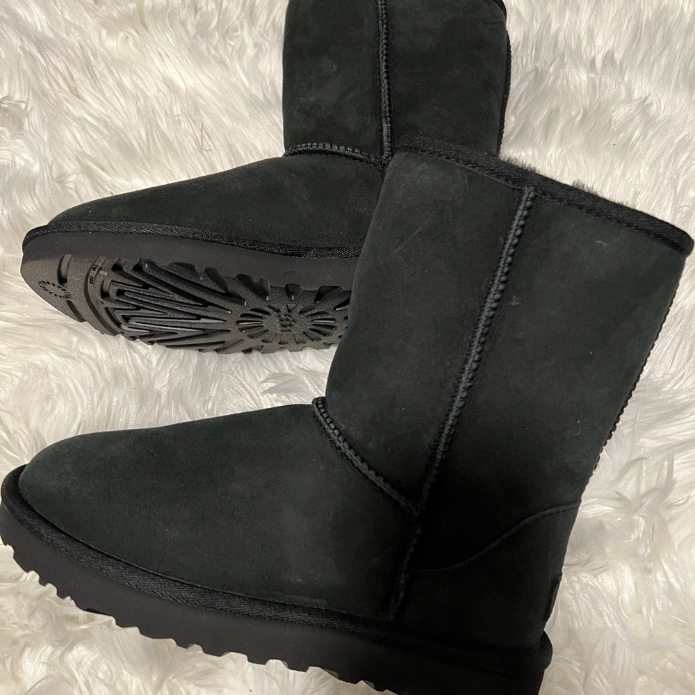 UGG Women's Classic II Short Boots - Black, Size 5